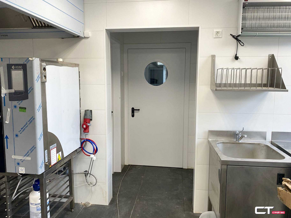 Дверь противопожарная металлическая остекленная EIS60 D300 с фрамугой, антипаникой и накладкой из нержавеющей стали