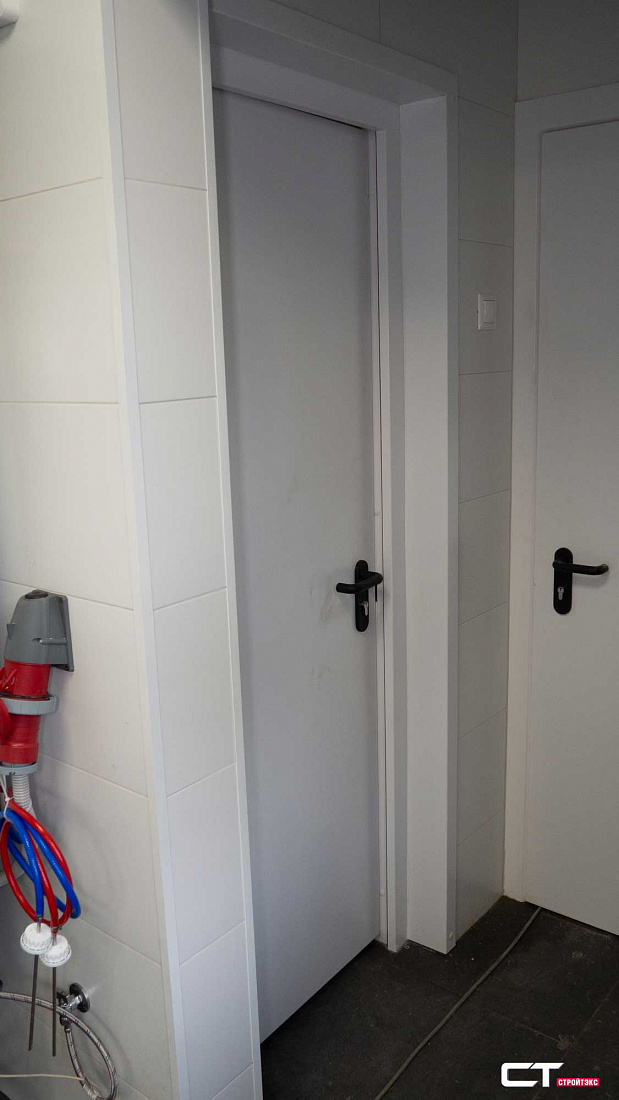 Дверь противопожарная металлическая EIS60 со скрытыми петлями, фрамугой, Антипаникой и накладкой из нержавеющей стали