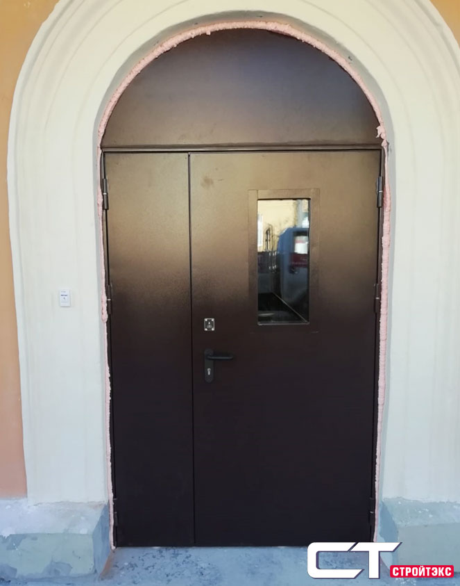 Дверь противопожарная металлическая EIS60 с арочной фрамугой